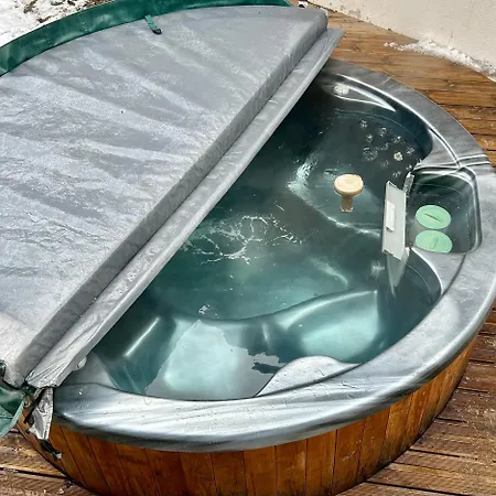 4 Bedroom, 4 Bathroom, Hot Tub, Centre * Chamonix