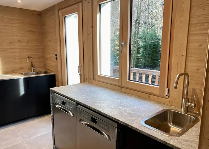 4 Bedroom, 4 Bathroom, Hot Tub, Centre *