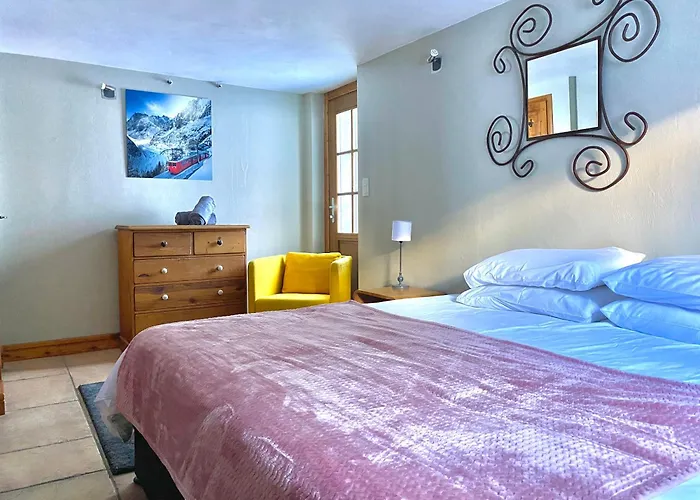 4 Bedroom, 4 Bathroom, Hot Tub, Centre