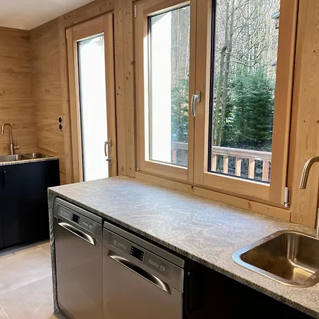 4 Bedroom, 4 Bathroom, Hot Tub, Centre *