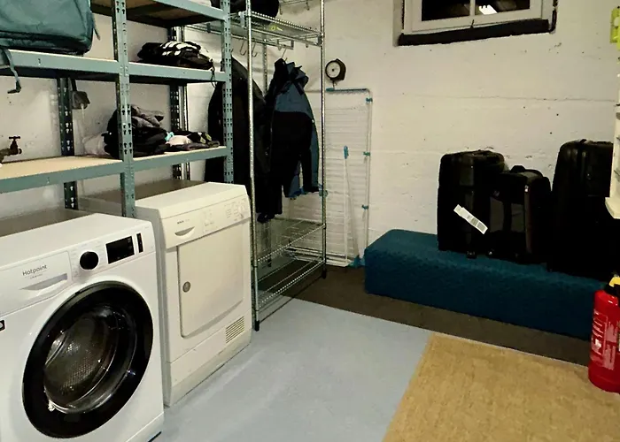 4 Bedroom, 4 Bathroom, Hot Tub, Centre *