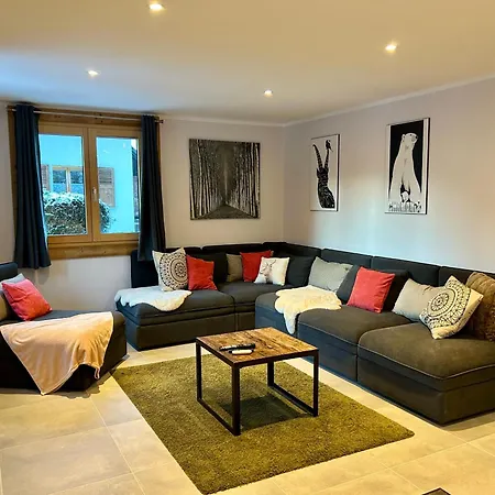 4 Bedroom, 4 Bathroom, Hot Tub, Centre