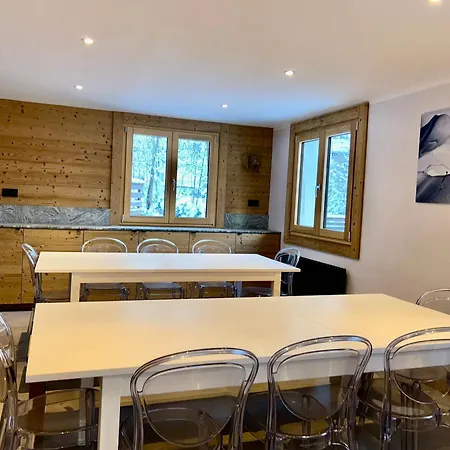 Apartment 4 Bedroom, 4 Bathroom, Hot Tub, Centre
