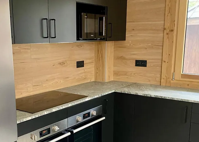 4 Bedroom, 4 Bathroom, Hot Tub, Centre